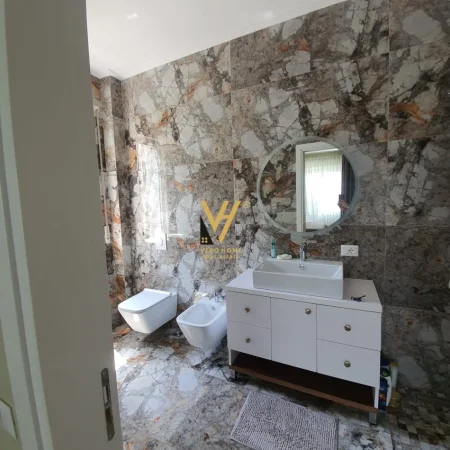 Tirane, shitet apartament 2+1+Ballkon Kati 2, 123 m² 300.000 € (XHAMIA, KOPSHTI BOTANIK)