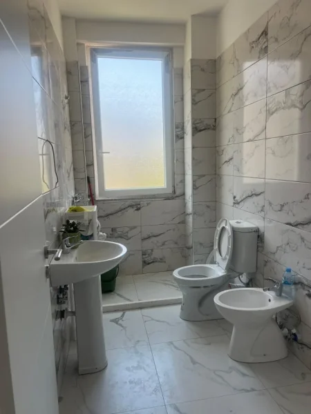 Tirane, jepet me qera apartament 1+1+Ballkon Kati 3, 65 m² 400 € (Astir)