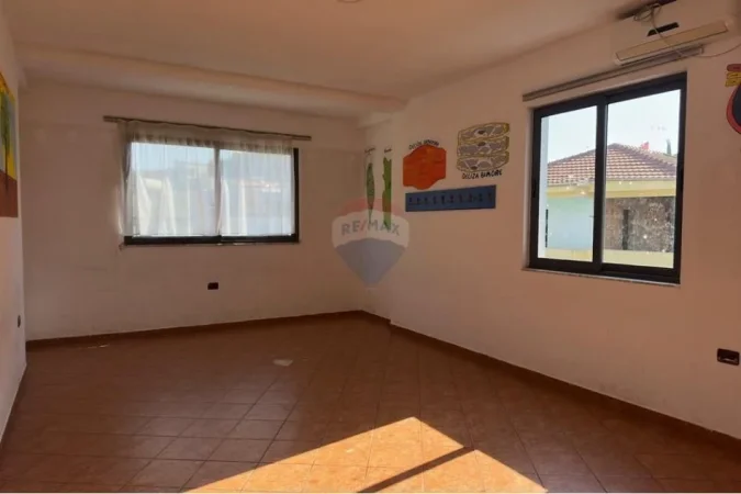 Tirane, jepet me qera ambjent biznesi , 600 m² 4.500 € 