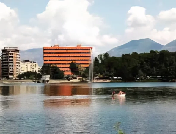 Tirane, shitet apartament 2+1+Ballkon Kati 3, 144 m² 900.000 € (Liqeni i Tiranës)