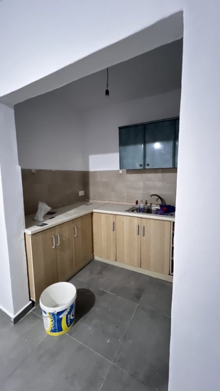 Tirane, jepet me qera apartament 1+1+Aneks+Ballkon Kati 3, 65 m² 450 € (Rruga Riza Cuka)