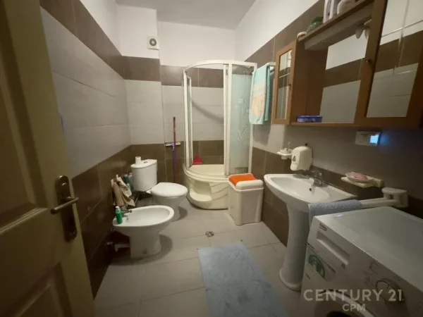 Tirane, shes apartament 2+1+Aneks+Ballkon Kati 8, 131 m² 140.000 € (Rruga Loni Ligori)