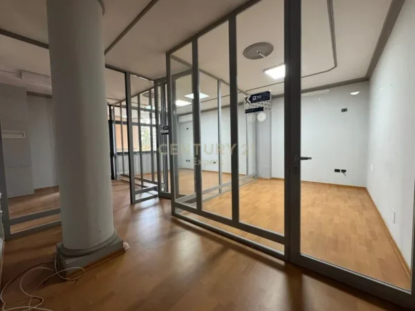Tirane, jepet me qera zyre Kati 3, 147 m² 1.000 € (Bulevardi Zogu 1)