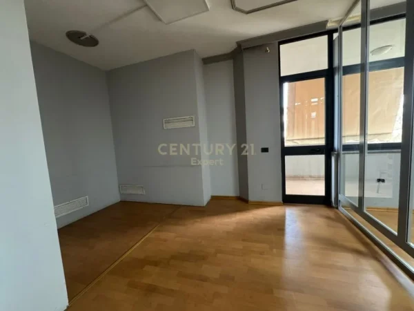 Tirane, jepet me qera zyre Kati 3, 147 m² 1.000 € (Bulevardi Zogu 1)