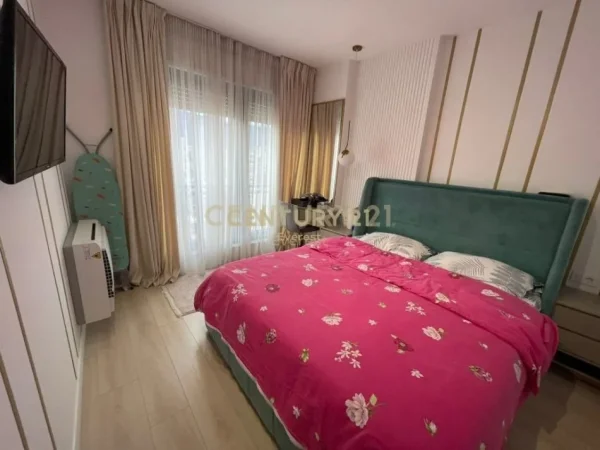 Tirane, jepet me qera apartament 1+1 Kati 8, 70 m² 1.000 € (Bulevardi Zogu 1)