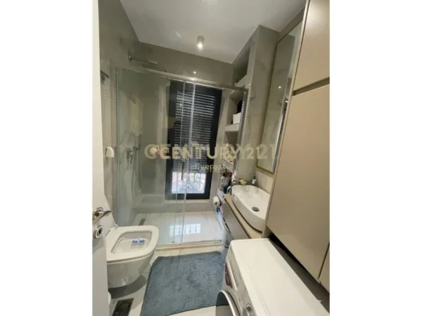 Tirane, jepet me qera apartament 1+1 Kati 8, 70 m² 1.000 € (Bulevardi Zogu 1)