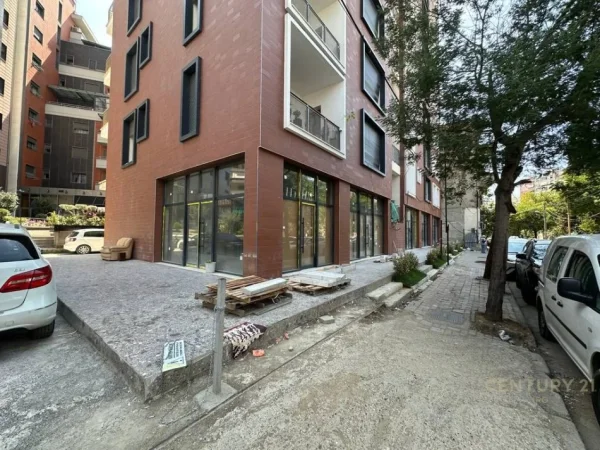 Tirane, jepet me qera dyqan Kati 0, 266 m² 5.000 € (Rr.e Kavajes)