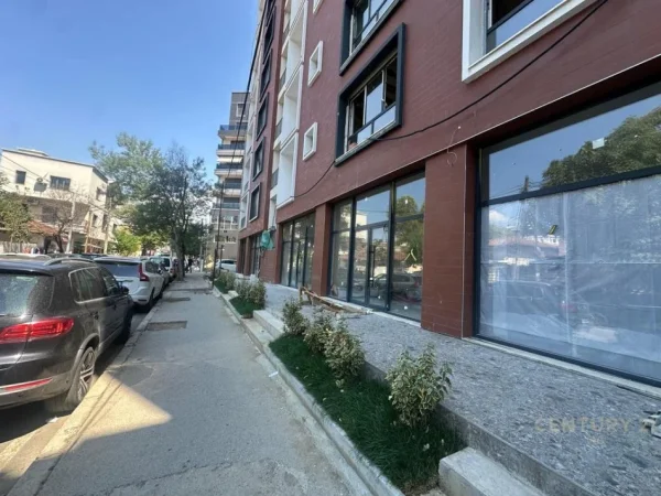 Tirane, jepet me qera dyqan Kati 0, 266 m² 5.000 € (Rr.e Kavajes)