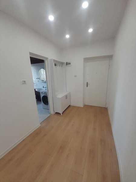 Apartament me Qera 1+1, Mobiluar, 550 € në Stacioni Trenit, Medrese-Tiranë