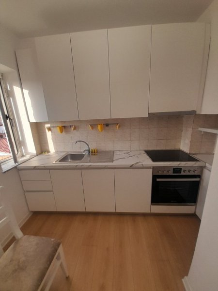 Apartament me Qera 1+1, Mobiluar, 550 € në Stacioni Trenit, Medrese-Tiranë