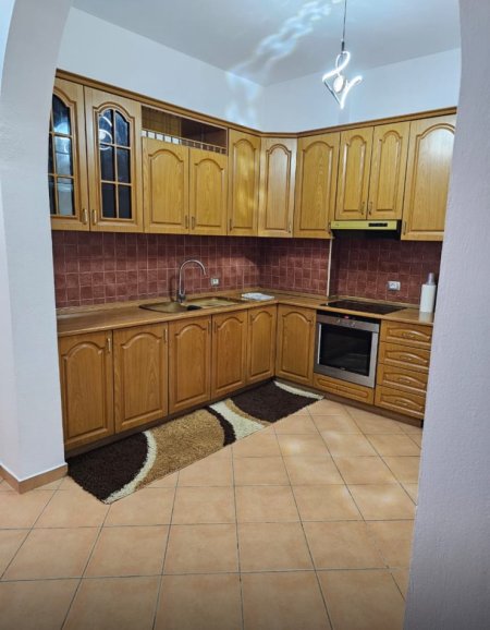 Tirane, jepet me qera apartament 3+1+Ballkon Kati 2, 85 m² 549 € (Selite, 100 m larg ne vije ajrore nga Universiteti Marin Barleti)