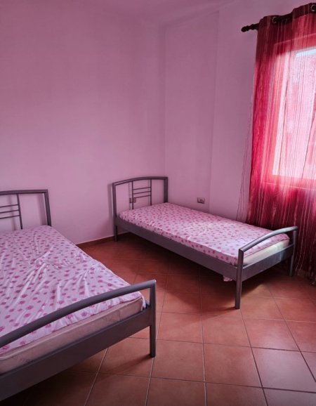 Tirane, jepet me qera apartament 3+1+Ballkon Kati 2, 85 m² 549 € (Selite, 100 m larg ne vije ajrore nga Universiteti Marin Barleti)