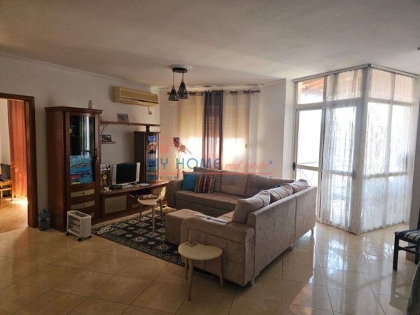 Tirane, jepet me qera apartament 2+1+Ballkon Kati 9, 111 m² 650 € (Rruga e Barrikadave)