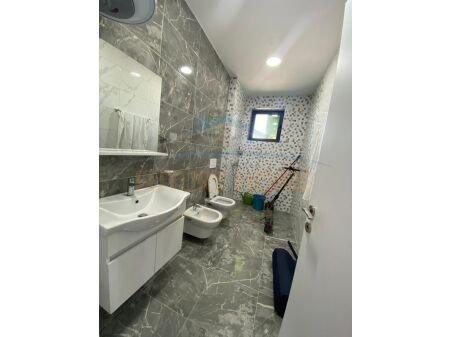 Tirane, jepet me qera apartament 2+1 Kati 5, 130 m² 600 € 