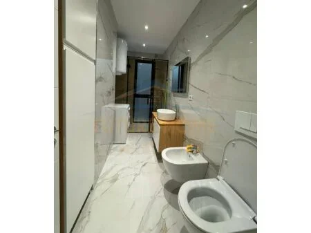 Tirane, jepet me qera apartament 2+1 Kati 4, 95 m² 750 € 
