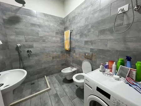 Tirane, jepet me qera apartament 2+1 Kati 2, 100 m² 700 € 