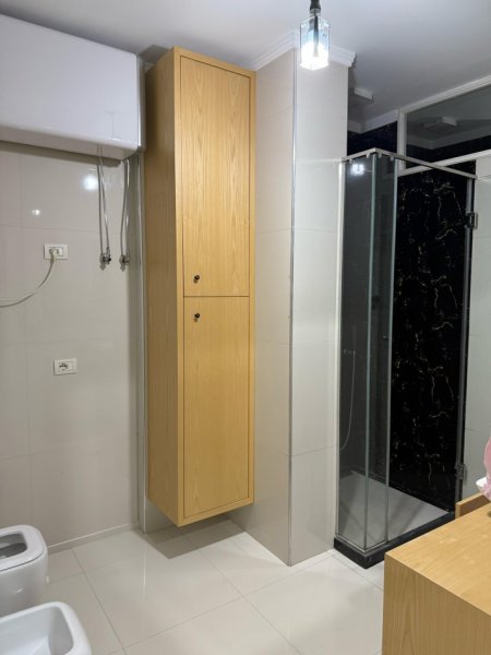 Tirane, jepet me qera apartament 1+1 Kati 3, 120 m² 550 € (Yzberisht Palestra Unik)