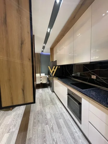 Tirane, jepet me qera apartament 3+1 Kati 6, 190 m² 1.300 € (RRUGA BILL KLINTON)