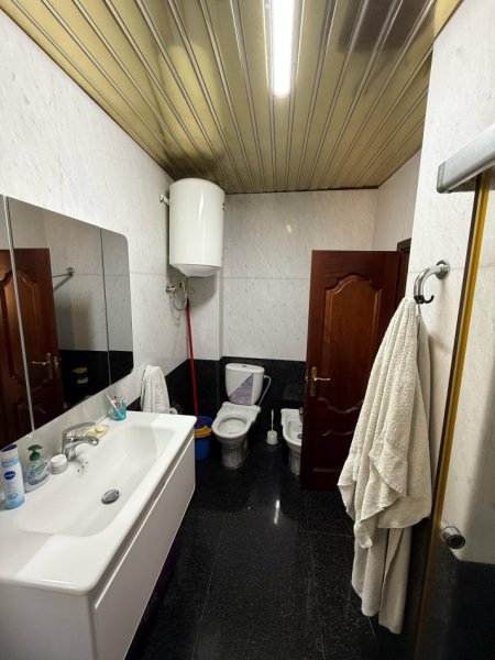 Tirane, jepet me qera apartament 1+1 Kati 2, 100 m² 900 € (Piaca)
