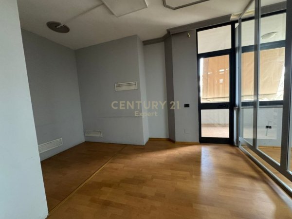 Tirane, jepet me qera zyre Kati 3, 147 m² 1.000 € (bulevard zogu 1)