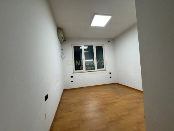 Tirane, jepet me qera zyre Kati 3, 147 m² 1.000 € (bulevard zogu 1)