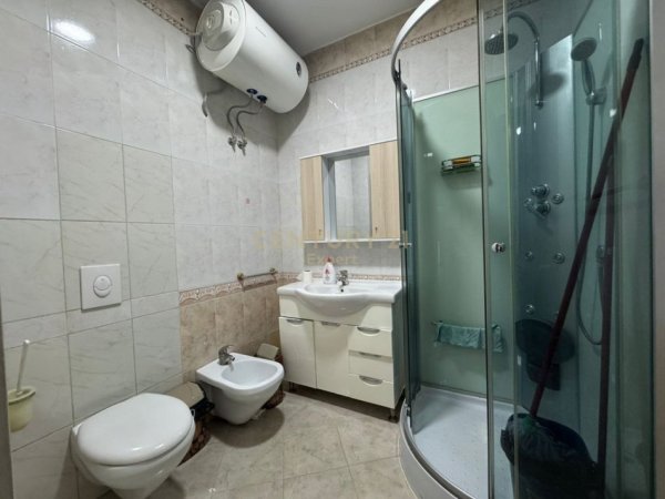 Tirane, jepet me qera zyre Kati 3, 147 m² 1.000 € (bulevard zogu 1)