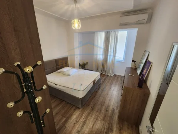 Tirane, jepet me qera 1+1 Kati 5, 70 m² 650 € 