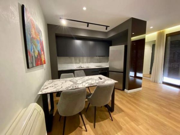 Tirane, jepet me qera apartament duplex 2+1+BLK Kati 7, 156 m² 1.300 Euro (Rruga e Barrikadave)