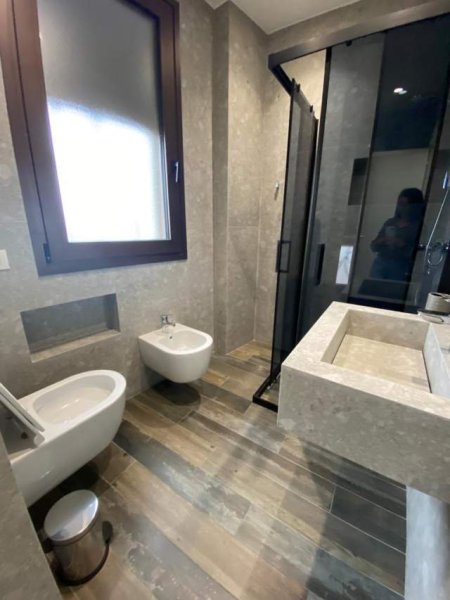 Tirane, jepet me qera apartament duplex 2+1+BLK Kati 7, 156 m² 1.300 Euro (Rruga e Barrikadave)