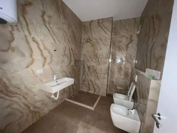 Tirane, jepet me qera apartament 2+1+BLK Kati 7, 104 m² 700 Euro (Rruga e dibres)