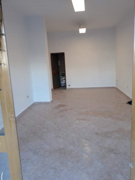 Tirane, jepet me qera Kati 0, 35 m² 350 Euro (Rruga 5 maji)