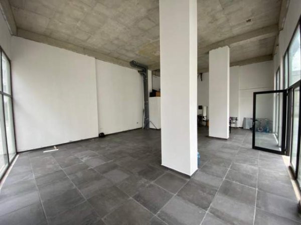 Tirane, jepet me qera dyqan Kati 0, 94 m² 1.000 Euro (Komuna e Parisit)