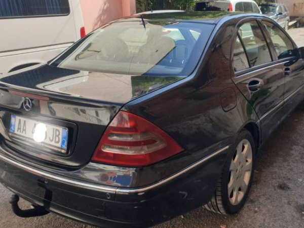 Tirane, shitet makine Mercedes-Benz Benz C class Viti 2001, 2.700 Euro