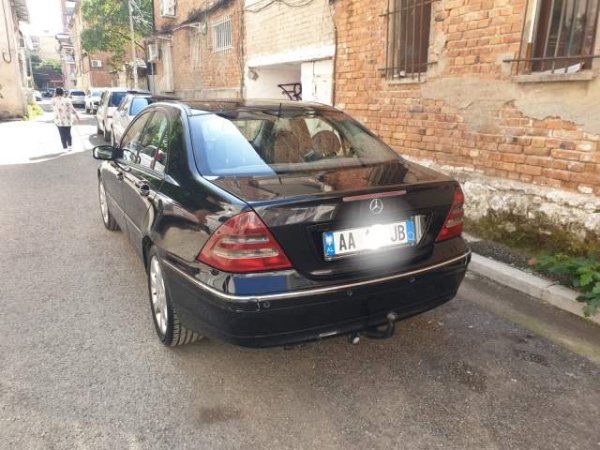 Tirane, shitet makine Mercedes-Benz Benz C class Viti 2001, 2.700 Euro