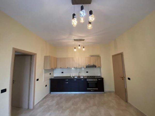 Tirane, jepet me qera apartament 2+1+BLK Kati 3, 100 m² 600 Euro (rr. Hoxha Tahsim)