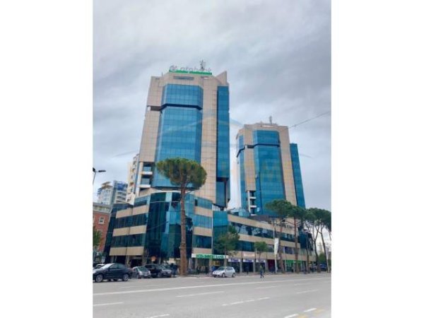 Tirane, jap me qera ambjent biznesi Kati 13, 450 m² 6.300 Euro (Qender)