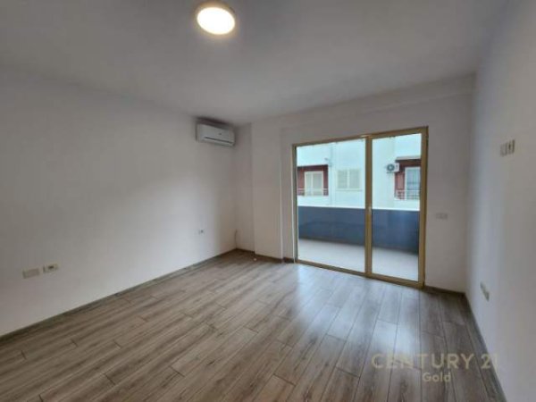 Tirane, jepet me qera ambjent biznesi 335 m² 3.000 Euro