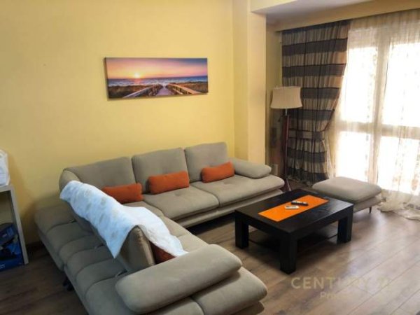 Tirane, jepet me qera apartament 2+1 500 Euro (kopshti Zoologjik)