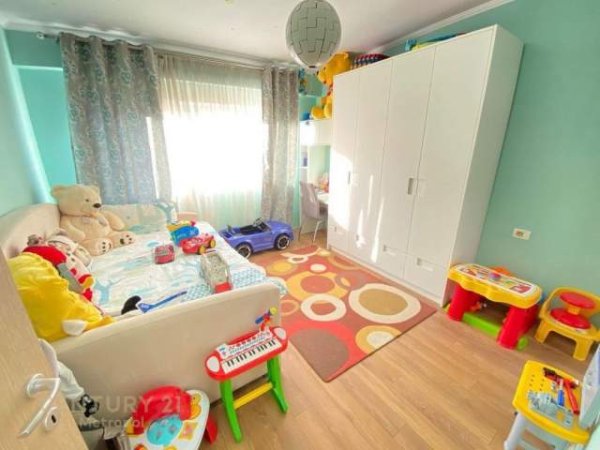 Tirane, jepet me qera apartament 700 Euro (LIQENI I THATE)