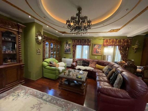 Tirane, jepet me qera apartament 196 m² 2.500 Euro (Rruga e Barrikadave)