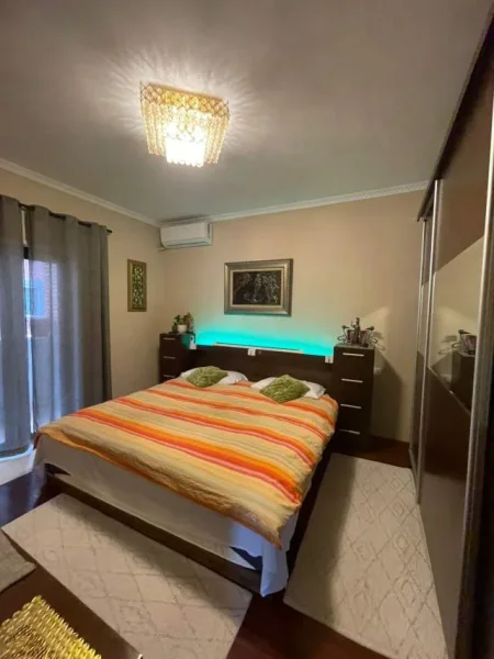 Tirane, jepet me qera apartament 3+1+BLK Kati 7, 196 m² 2.500 Euro (Rruga e Barrikadave)
