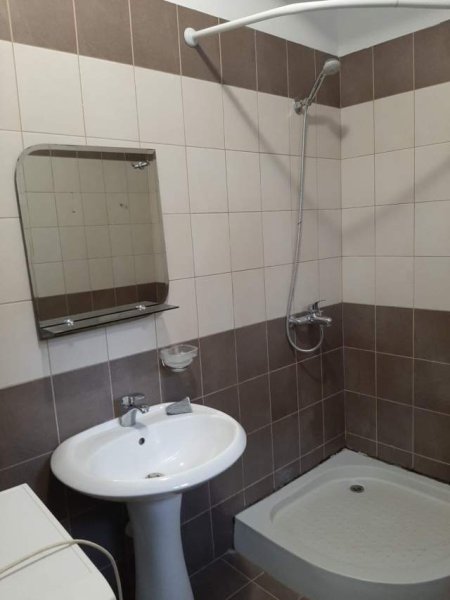 Tirane, jepet me qera apartament 1+1 Kati 1, 70 m² 350 Euro (Rruga Artan Lenja)