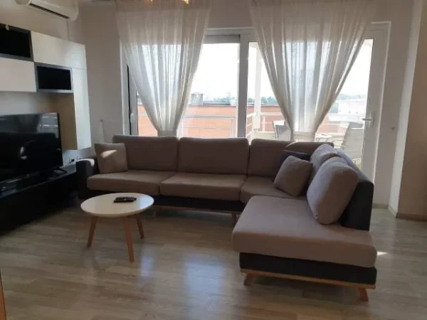 Tirane, jepet me qera apartament 2+1 Kati 5, 600 Euro (kopshti Zoologjik)