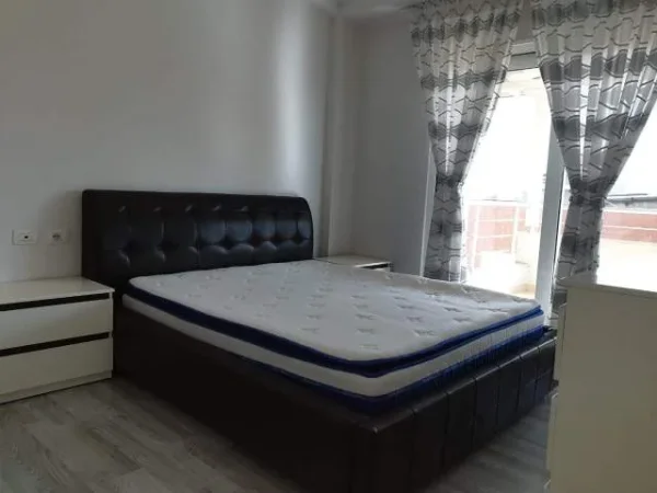 Tirane, jepet me qera apartament 2+1 Kati 5, 600 Euro (kopshti Zoologjik)