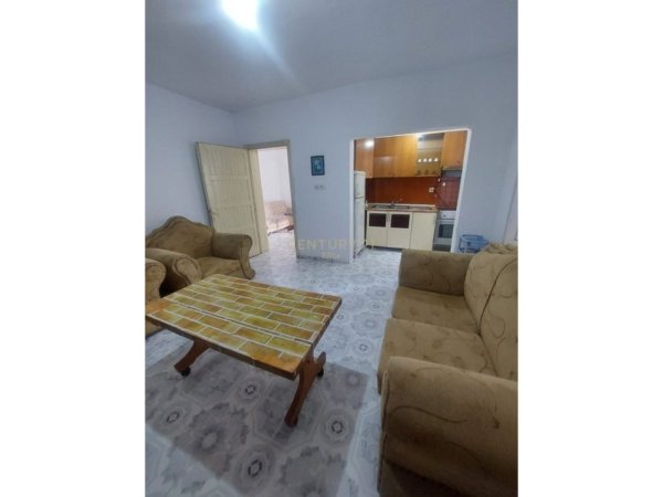 Tirane, jepet me qera shtepi 1+1+Ballkon Kati 1, 86 m² 300 € (Spitali Ushtarak)
