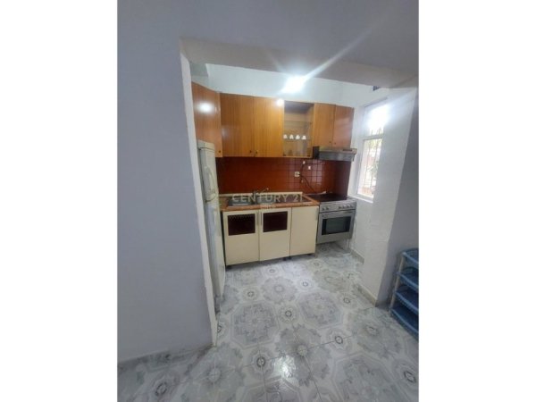 Tirane, jepet me qera shtepi 1+1+Ballkon Kati 1, 86 m² 300 € (Spitali Ushtarak)