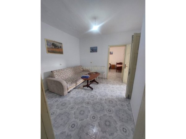 Tirane, jepet me qera shtepi 1+1+Ballkon Kati 1, 86 m² 300 € (Spitali Ushtarak)