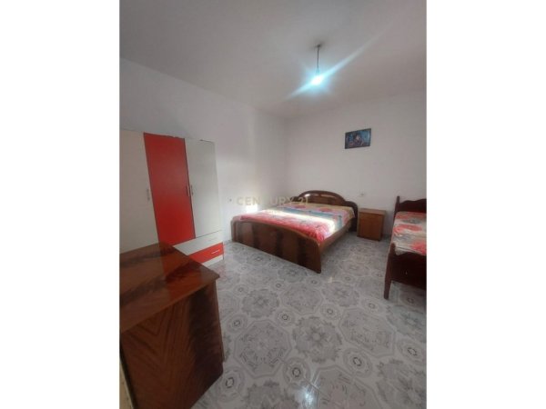Tirane, jepet me qera shtepi 1+1+Ballkon Kati 1, 86 m² 300 € (Spitali Ushtarak)