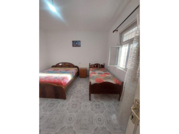 Tirane, jepet me qera shtepi 1+1+Ballkon Kati 1, 86 m² 300 € (Spitali Ushtarak)