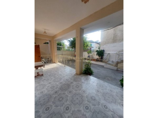 Tirane, jepet me qera shtepi 1+1+Ballkon Kati 1, 86 m² 300 € (Spitali Ushtarak)